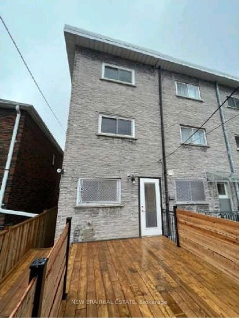 Photo 3 at 48 Carr Street, Chinatown, Toronto