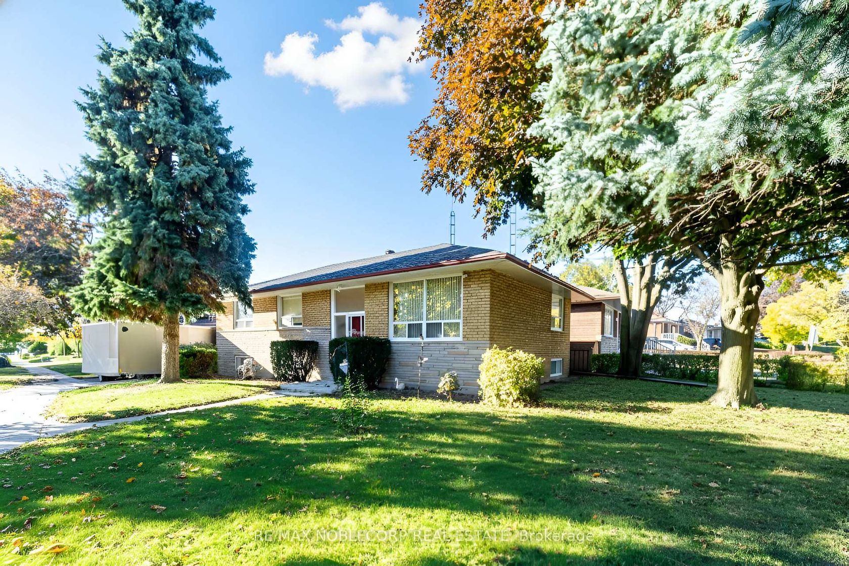 16 Fortune Gate, Woburn, Toronto 