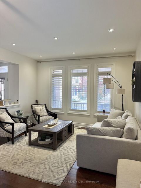 Photo 2 at 220 Tonner Crescent, Bayview Northeast, Aurora