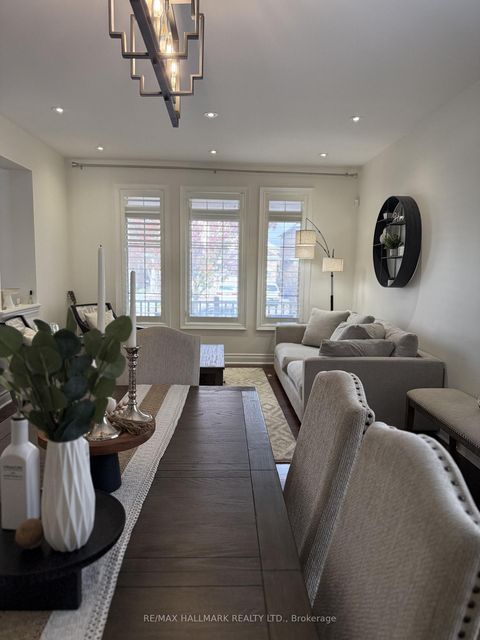 Photo 3 at 220 Tonner Crescent, Bayview Northeast, Aurora