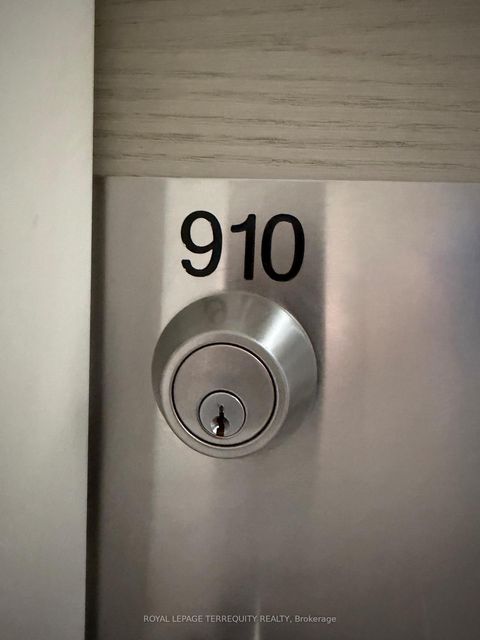 Photo 12 at 910 - 2055 Danforth Avenue, Woodbine Corridor, Toronto