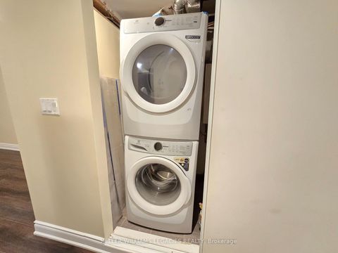 Photo 13 at 107 - 7 Applewood Lane, Etobicoke West Mall, Toronto