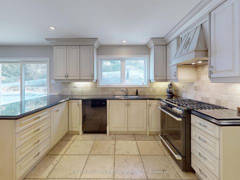 Photo 7 at 544 Woodland Acres Crescent, Rural Vaughan, Vaughan