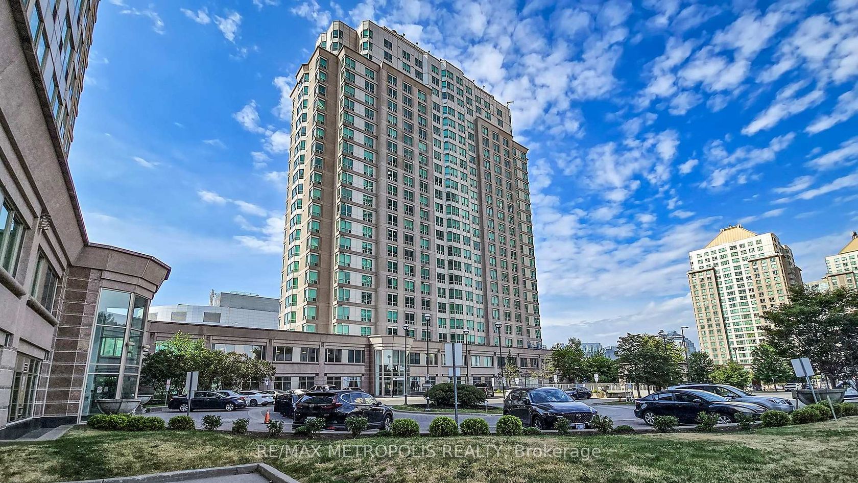 2210 - 1 Lee Centre Drive, Woburn, Toronto 