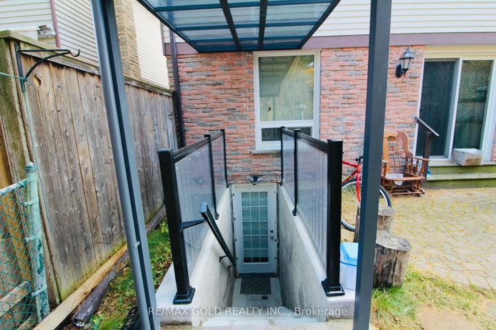 Photo 2 at 100 rawling Crescent, Heart Lake East, Brampton