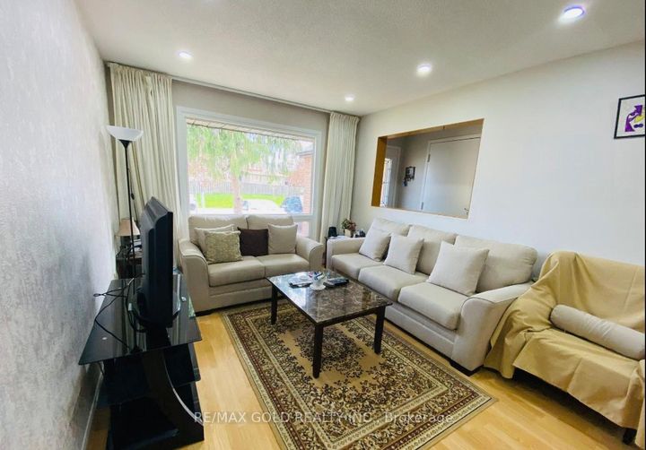 Photo 4 at 100 rawling Crescent, Heart Lake East, Brampton