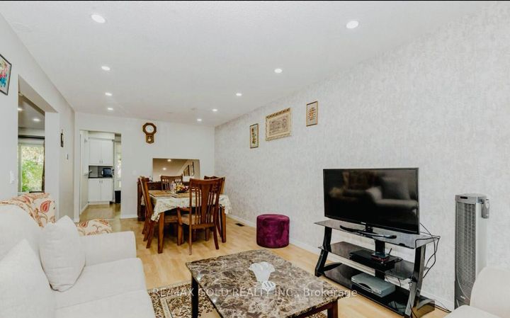 Photo 6 at 100 rawling Crescent, Heart Lake East, Brampton