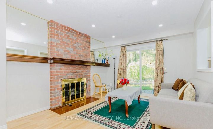 Photo 7 at 100 rawling Crescent, Heart Lake East, Brampton