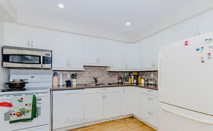 Photo 8 at 100 rawling Crescent, Heart Lake East, Brampton