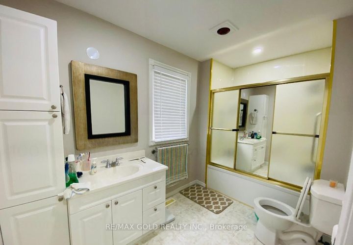 Photo 10 at 100 rawling Crescent, Heart Lake East, Brampton