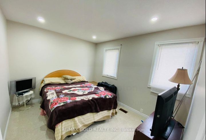 Photo 11 at 100 rawling Crescent, Heart Lake East, Brampton