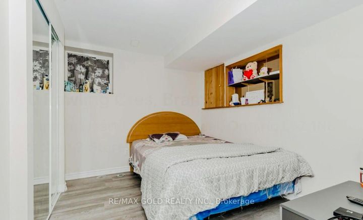 Photo 15 at 100 rawling Crescent, Heart Lake East, Brampton