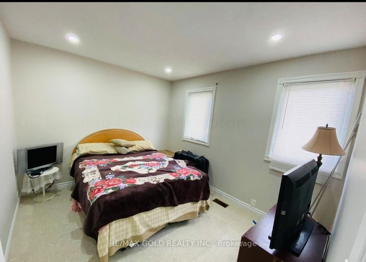 Photo 18 at 100 rawling Crescent, Heart Lake East, Brampton