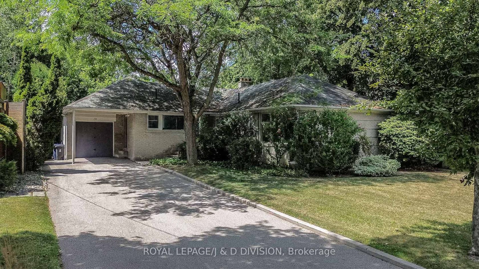 10 Campbell Crescent, York Mills, Toronto by Loree Meneguzzi Real Estate 10 Campbell Crescent, York Mills, Toronto