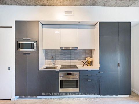 Photo 4 at 304 - 170 Bayview Avenue, Waterfront Communities C8, Toronto