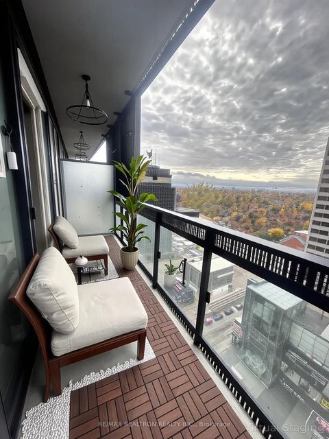 Photo 2 at 1102 - 8 Eglinton Avenue E, Mount Pleasant West, Toronto