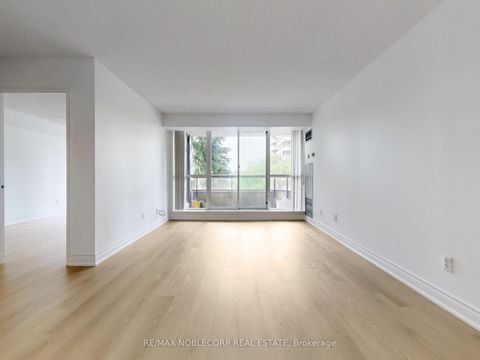 Photo 10 at 312 - 91 Townsgate Drive, Yorkhill, Vaughan