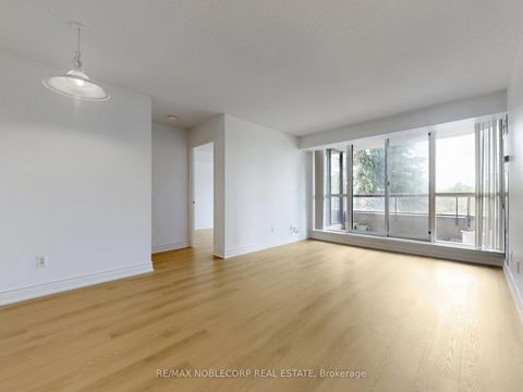 Photo 11 at 312 - 91 Townsgate Drive, Yorkhill, Vaughan