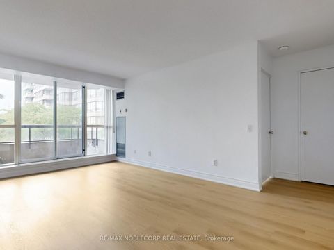 Photo 12 at 312 - 91 Townsgate Drive, Yorkhill, Vaughan