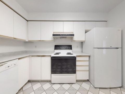 Photo 16 at 312 - 91 Townsgate Drive, Yorkhill, Vaughan