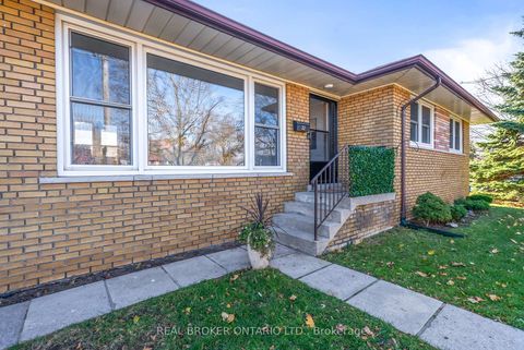 Photo 6 at 32 Kim Court, Kennedy Park, Toronto