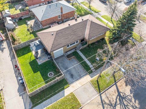 Photo 10 at 32 Kim Court, Kennedy Park, Toronto