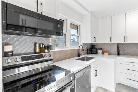 Photo 18 at 32 Kim Court, Kennedy Park, Toronto