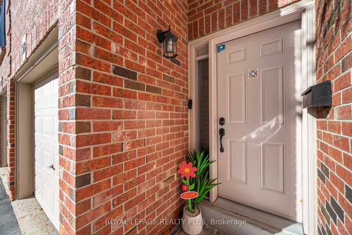 Photo 4 at 28 - 4635 Regents Terrace, Hurontario, Mississauga