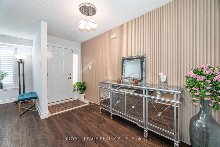 Photo 5 at 28 - 4635 Regents Terrace, Hurontario, Mississauga