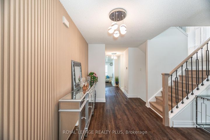 Photo 6 at 28 - 4635 Regents Terrace, Hurontario, Mississauga