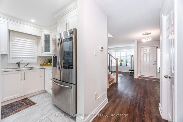 Photo 9 at 28 - 4635 Regents Terrace, Hurontario, Mississauga