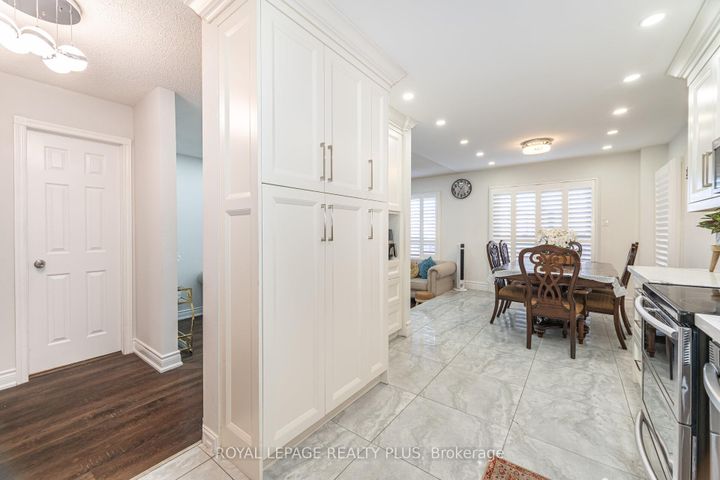 Photo 10 at 28 - 4635 Regents Terrace, Hurontario, Mississauga