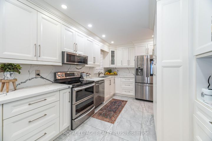 Photo 12 at 28 - 4635 Regents Terrace, Hurontario, Mississauga