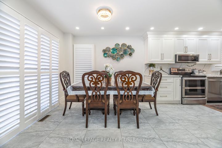 Photo 13 at 28 - 4635 Regents Terrace, Hurontario, Mississauga