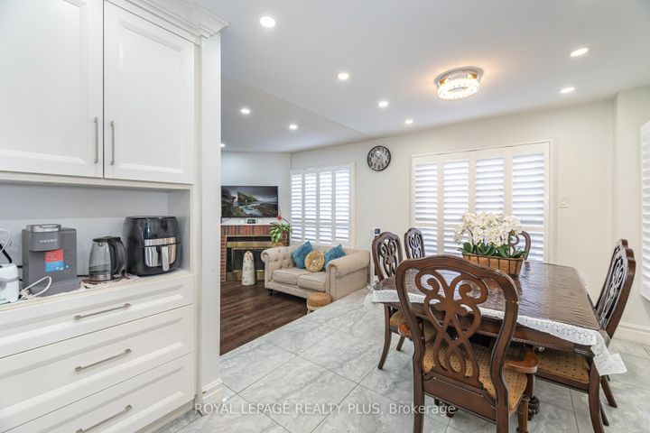 Photo 14 at 28 - 4635 Regents Terrace, Hurontario, Mississauga