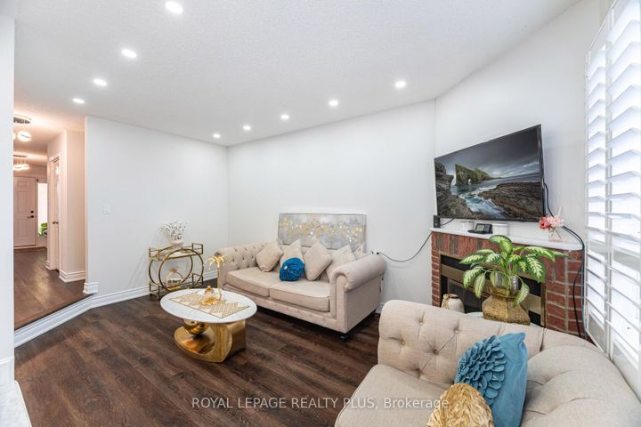 Photo 15 at 28 - 4635 Regents Terrace, Hurontario, Mississauga