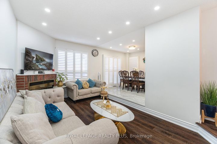 Photo 17 at 28 - 4635 Regents Terrace, Hurontario, Mississauga