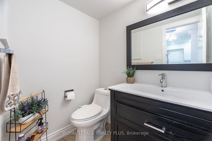 Photo 18 at 28 - 4635 Regents Terrace, Hurontario, Mississauga