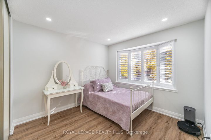 Photo 28 at 28 - 4635 Regents Terrace, Hurontario, Mississauga