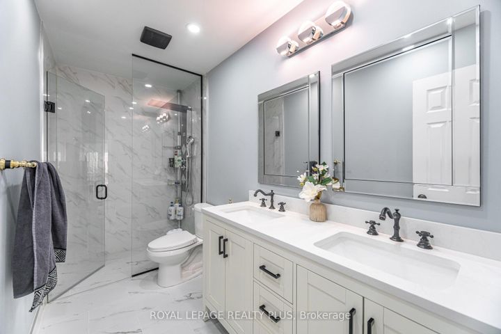 Photo 30 at 28 - 4635 Regents Terrace, Hurontario, Mississauga