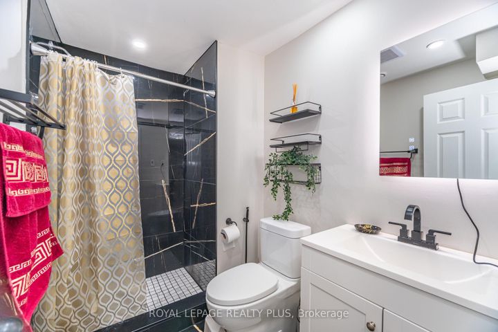 Photo 36 at 28 - 4635 Regents Terrace, Hurontario, Mississauga