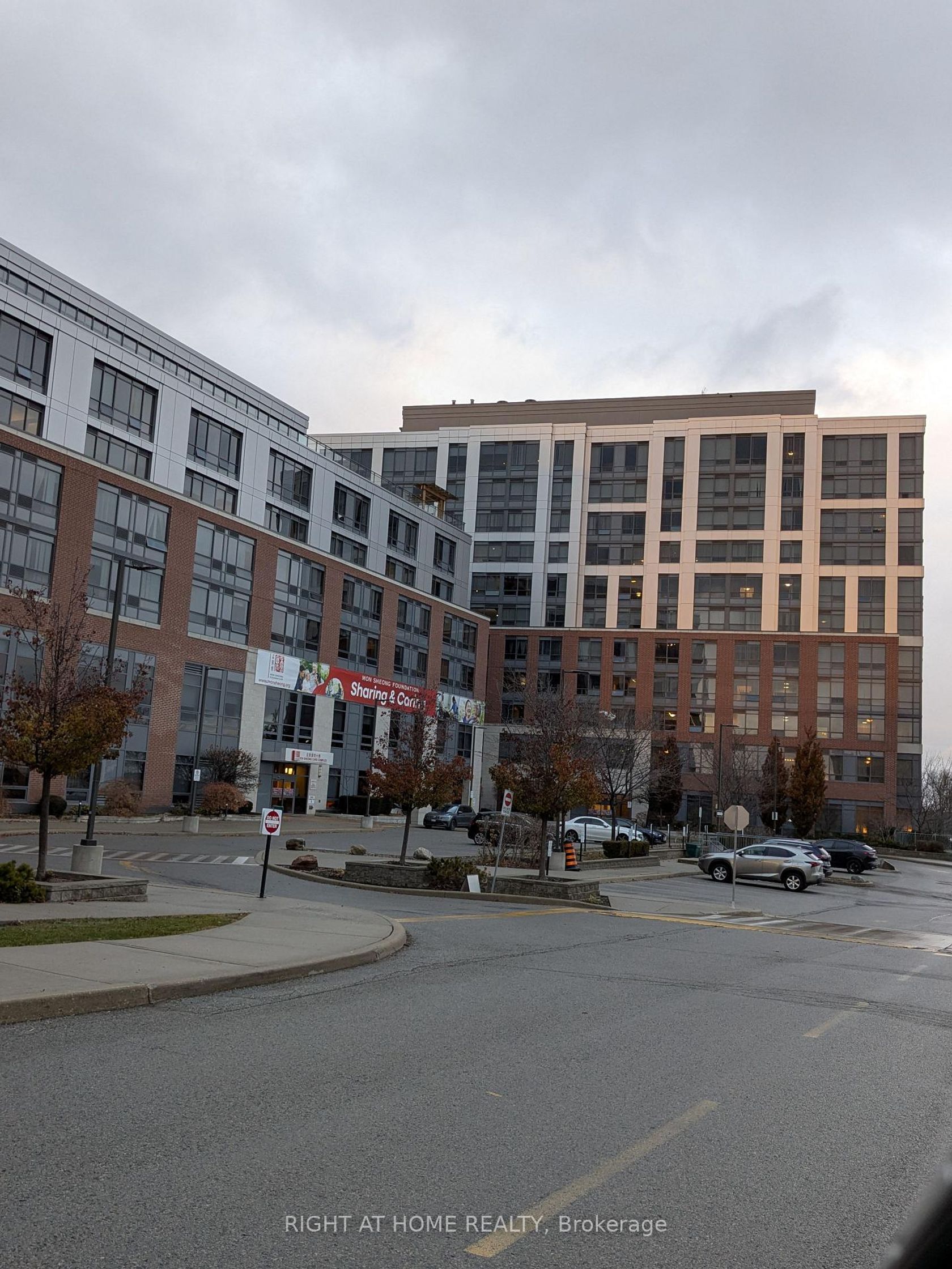 A609 - 11211 YONGE Street, Devonsleigh, Richmond Hill 