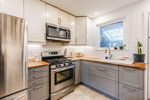 Photo 5 at 11 Buckhorn Place, Beaumonde Heights, Toronto