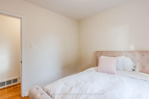 Photo 13 at 11 Buckhorn Place, Beaumonde Heights, Toronto