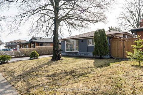 Photo 3 at 11 Farley Crescent, Richview, Toronto