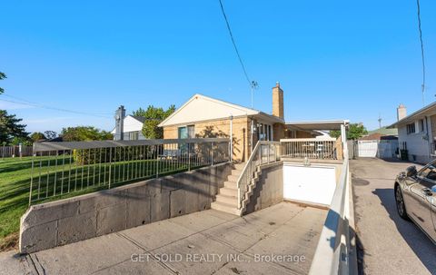 Photo 2 at 39 Pakenham Drive, Kipling, Toronto