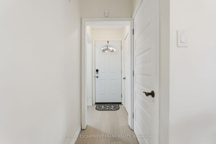 Photo 5 at 352 East 28th Street, Burkholme, Hamilton