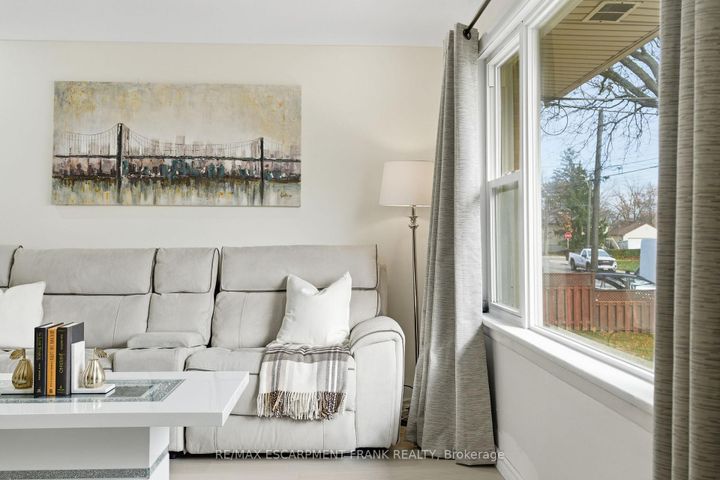 Photo 7 at 352 East 28th Street, Burkholme, Hamilton