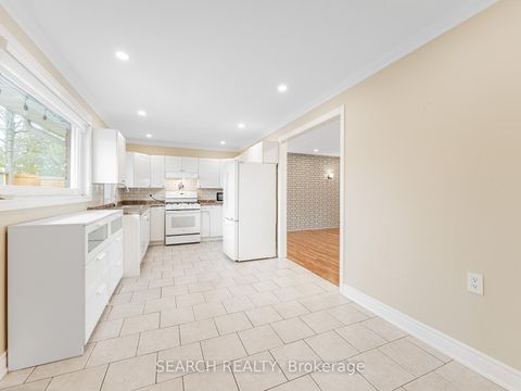Photo 12 at 41 Hamilton Drive, Leslie Valley, Newmarket