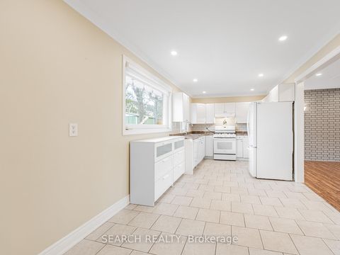 Photo 13 at 41 Hamilton Drive, Leslie Valley, Newmarket